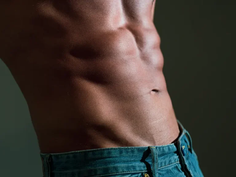 Férfi intim szőrtelenítés eredménye, sima és ápolt bőr az ágyéki területen