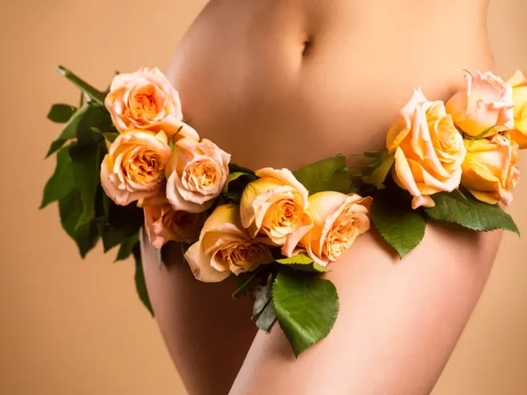 Női intim szőrtelenítés esztétikus ábrázolása, virágokkal díszített női has és csípő